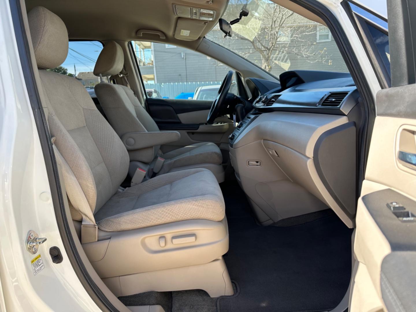 2014 White /Beige Honda Odyssey LX (5FNRL5H29EB) with an 3.5L V6 SOHC 24V engine, 6-Speed Automatic transmission, located at 1501 West 15th St., Houston, 77008, (713) 869-2925, 29.797941, -95.411789 - Photo#4